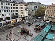 Auch unten füllt sich der Marienplatz mit den Ständen für den Christkindlmarkt (©Foto: Martin Schmitz)